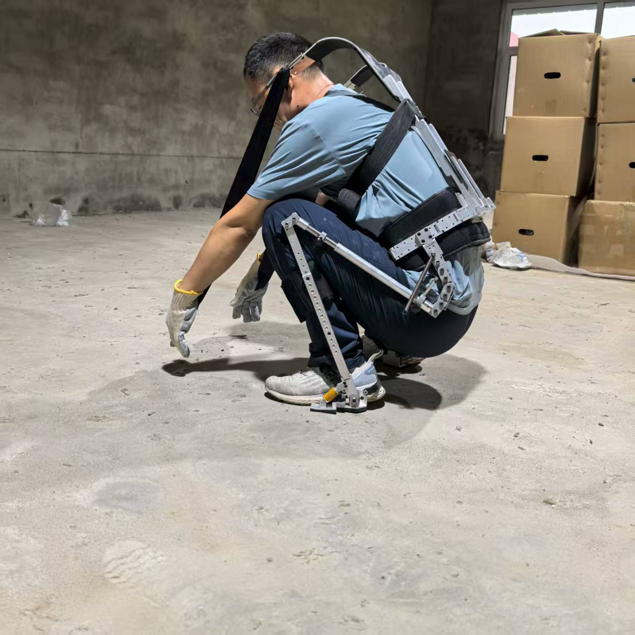 Waist-assisted exoskeleton suit